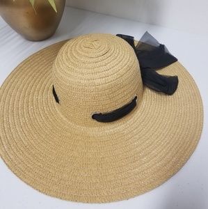 Straw hat with blk ribbon.